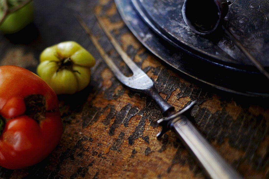 Frische Tomaten und alte Fleischgabel (Close Up)