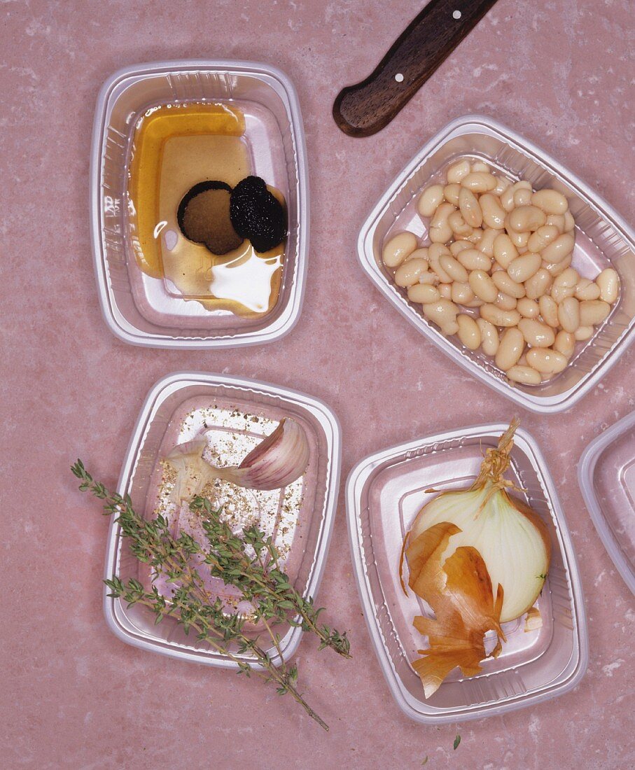 Verschiedene Zutaten für ein pikantes Gericht in Plastikbehälter