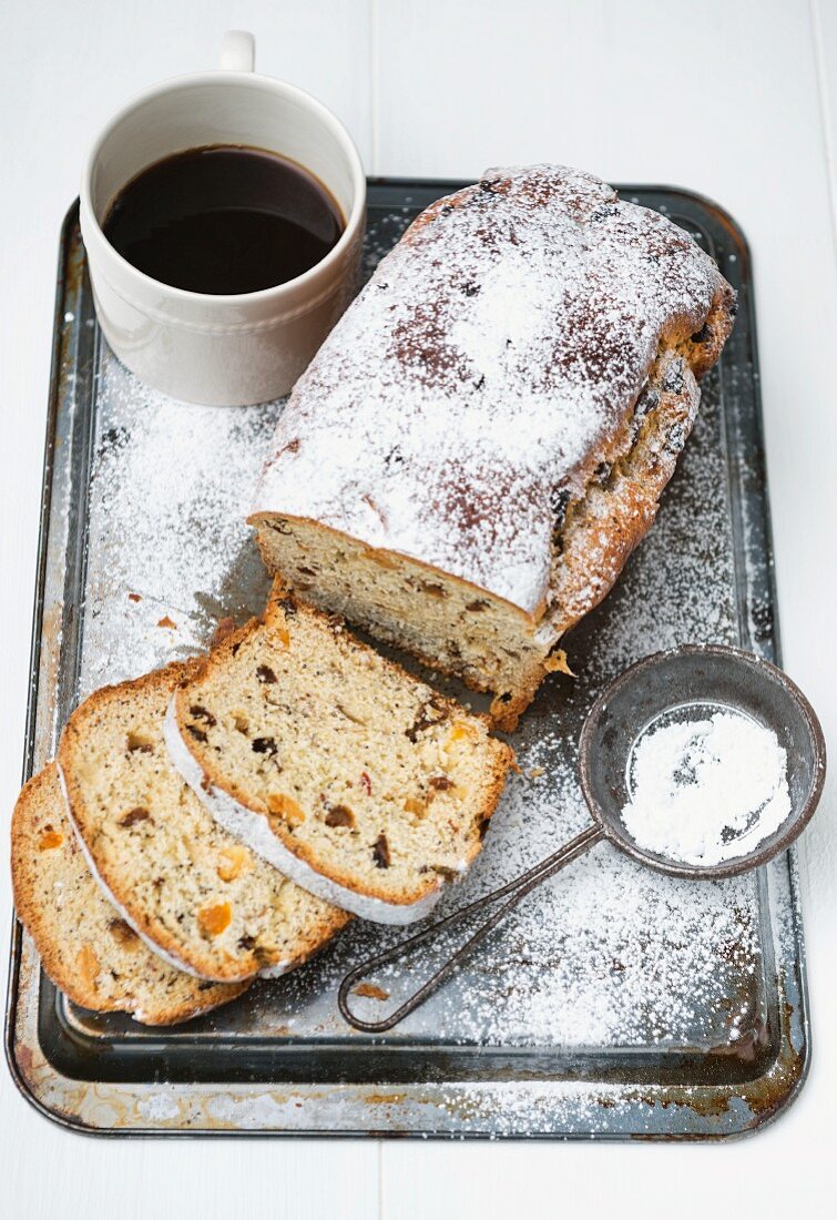 Yeast-raised cake with raisins and icing sugar