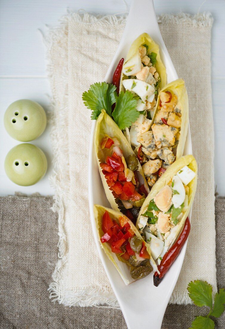 Chicoreesalat mit Paprika und Ei