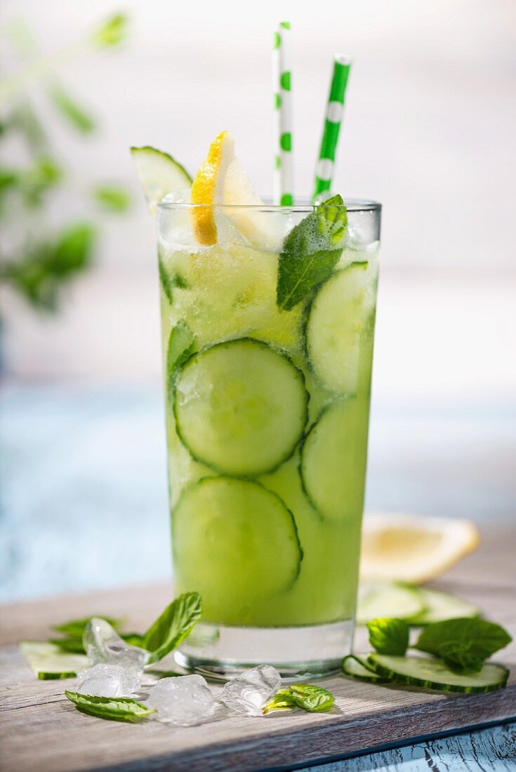 Cucumber spritzer with mint leaves