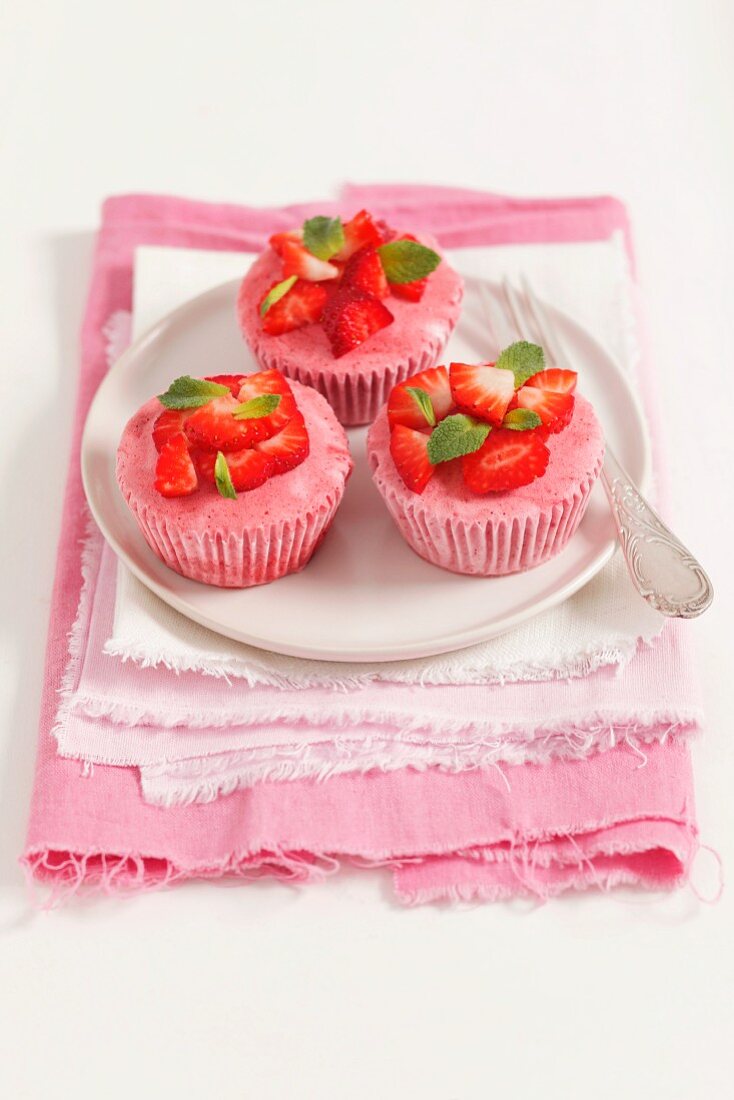 Gefrorenes Erdbeermousse mit frischen Erdbeeren