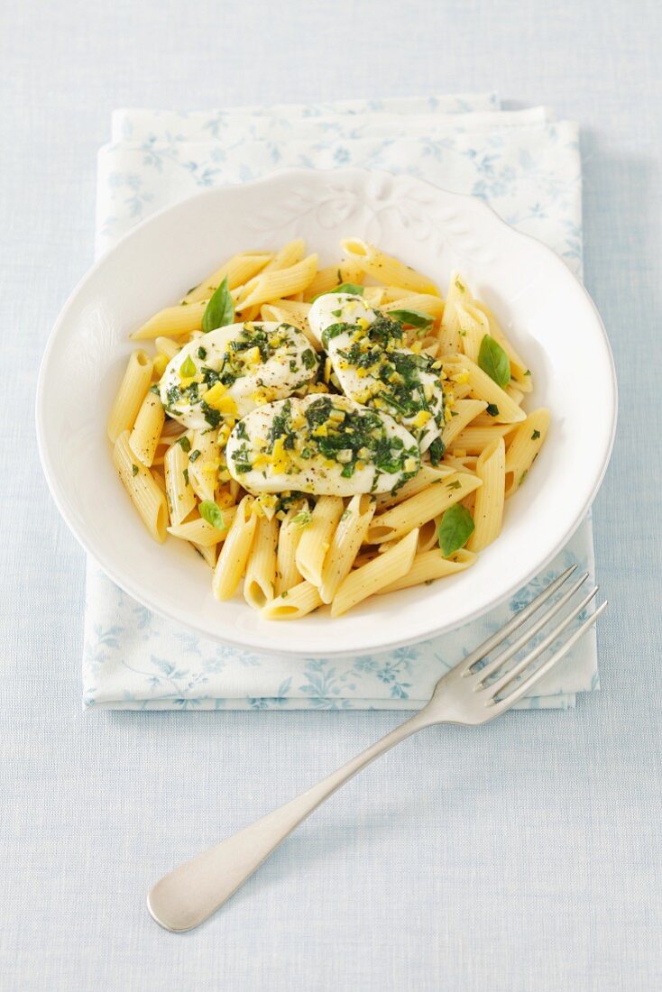 Penne mit Mozzarella, Kräutern und Zitrone