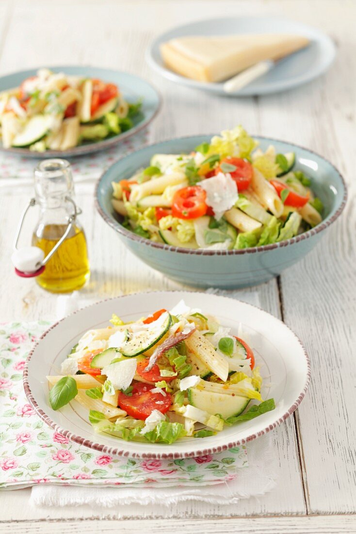 Pasta salad with courgette, tomatoes and anchovy