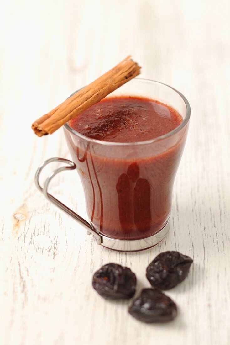 Grog with red wine, prunes and a cinnamon stick