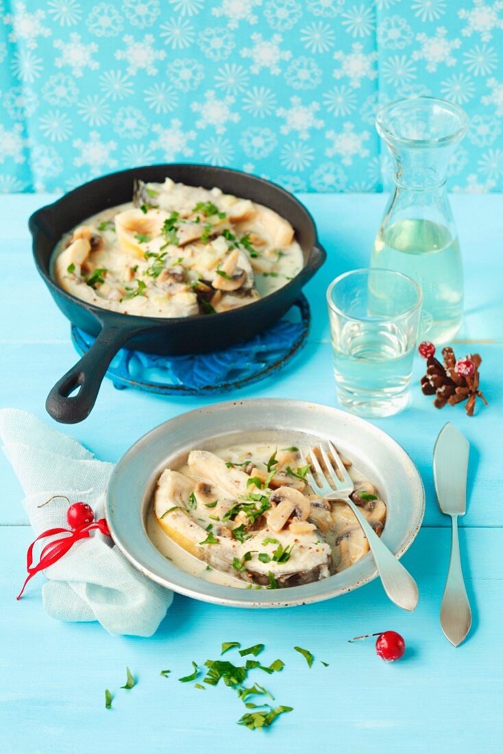 Karpfen mit Champignons und Sahnesauce (weihnachtlich)