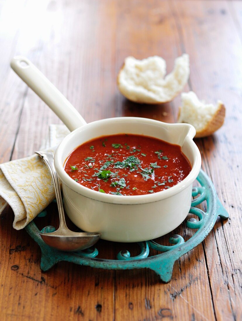 Tomatensuppe mit frischen Kräutern im Kochtopf