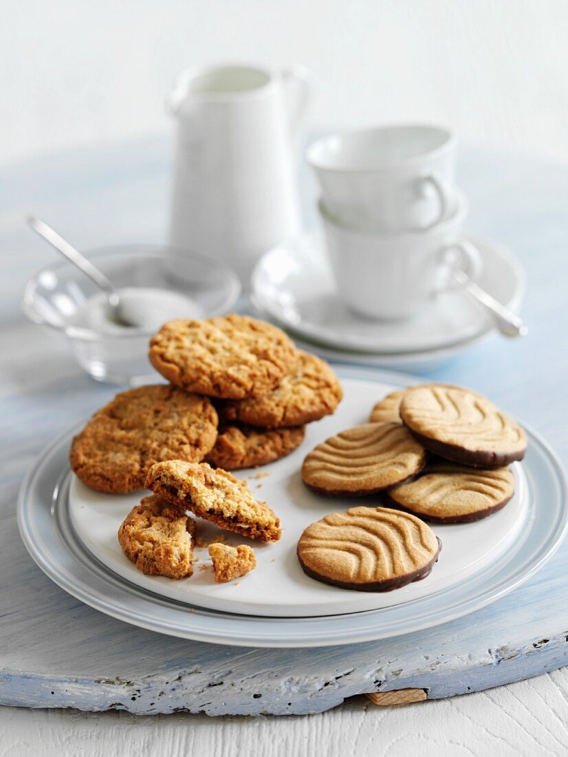 Handgemachte Cookies, Kaffeetassen, Kännchen und Zucker