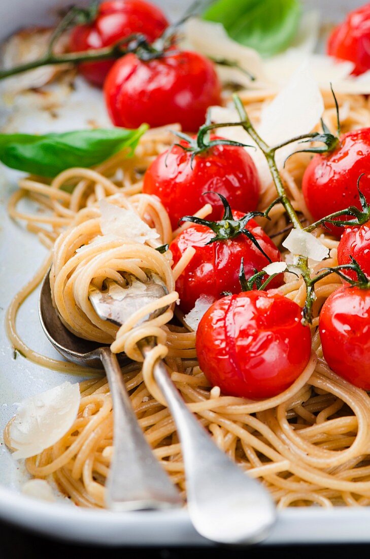 Vollkornspaghetti mit Kirschtomaten und Parmesan (Close Up)