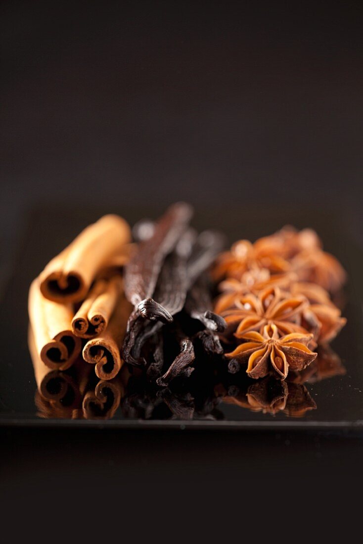 Cinnamon sticks, vanilla pods and a star anise