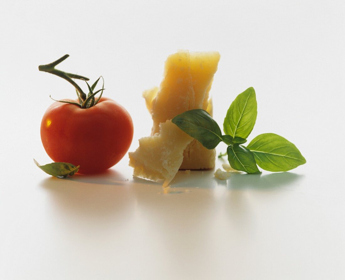 Stillleben mit Tomate, Parmesan & Basilikum