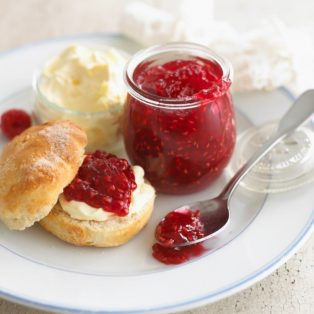 Scones with clotted cream and raspberry marmalade (England)