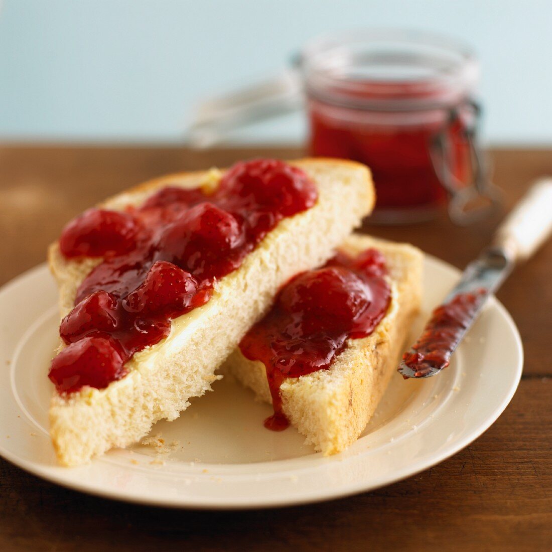 Weißbrot mit Erdbeermarmelade