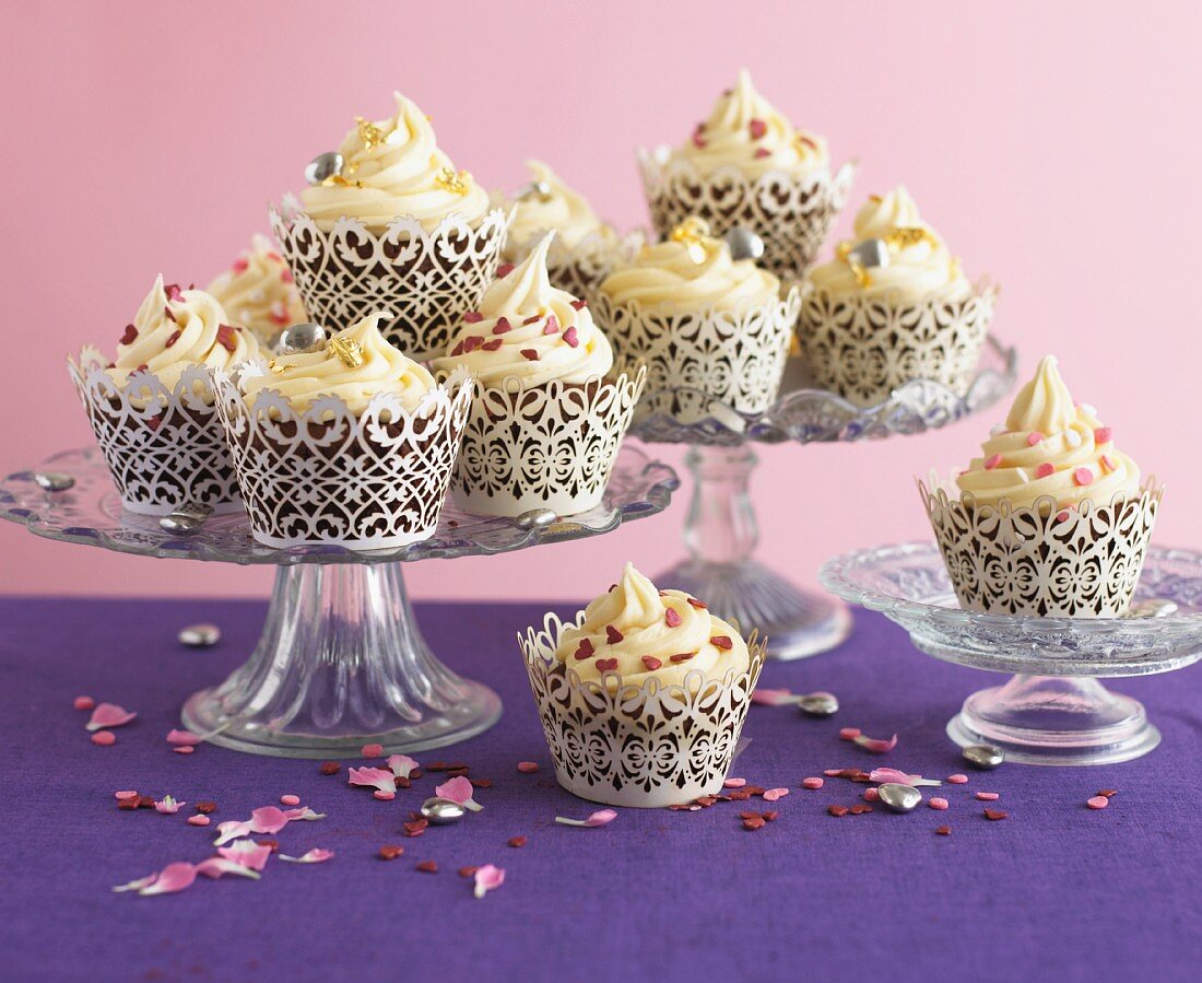 Cupcakes mit Zuckerherzen zum Valentinstag