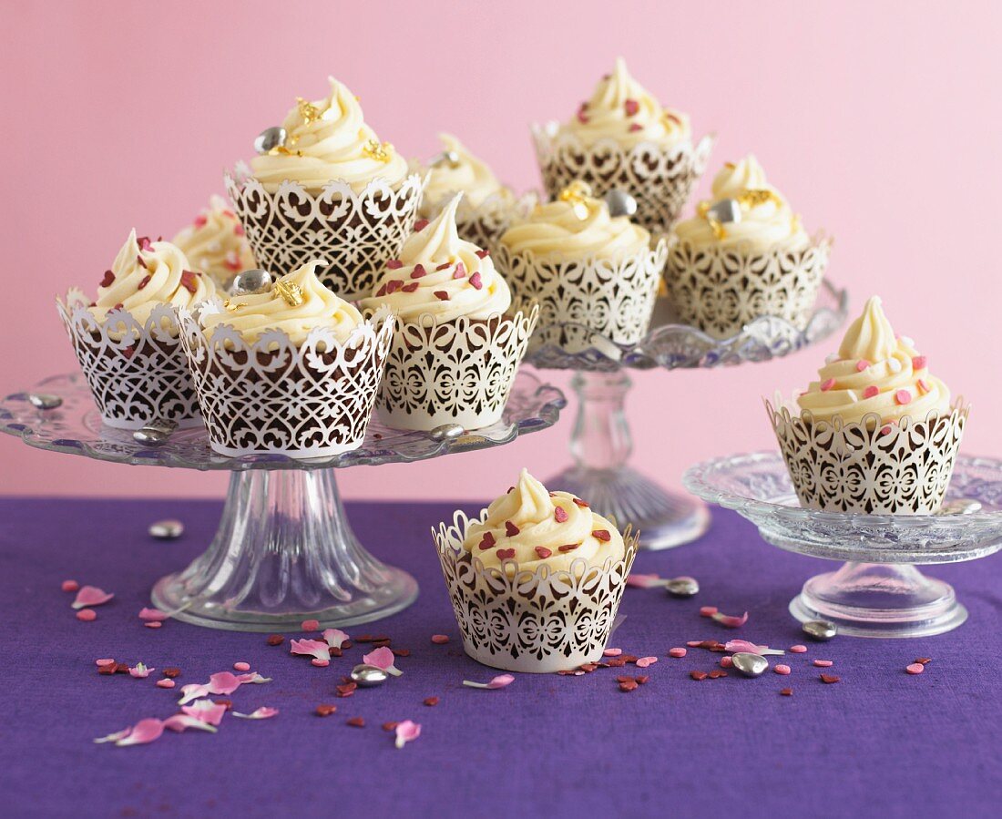 Cupcakes with sugar hearts for Valentine's Day