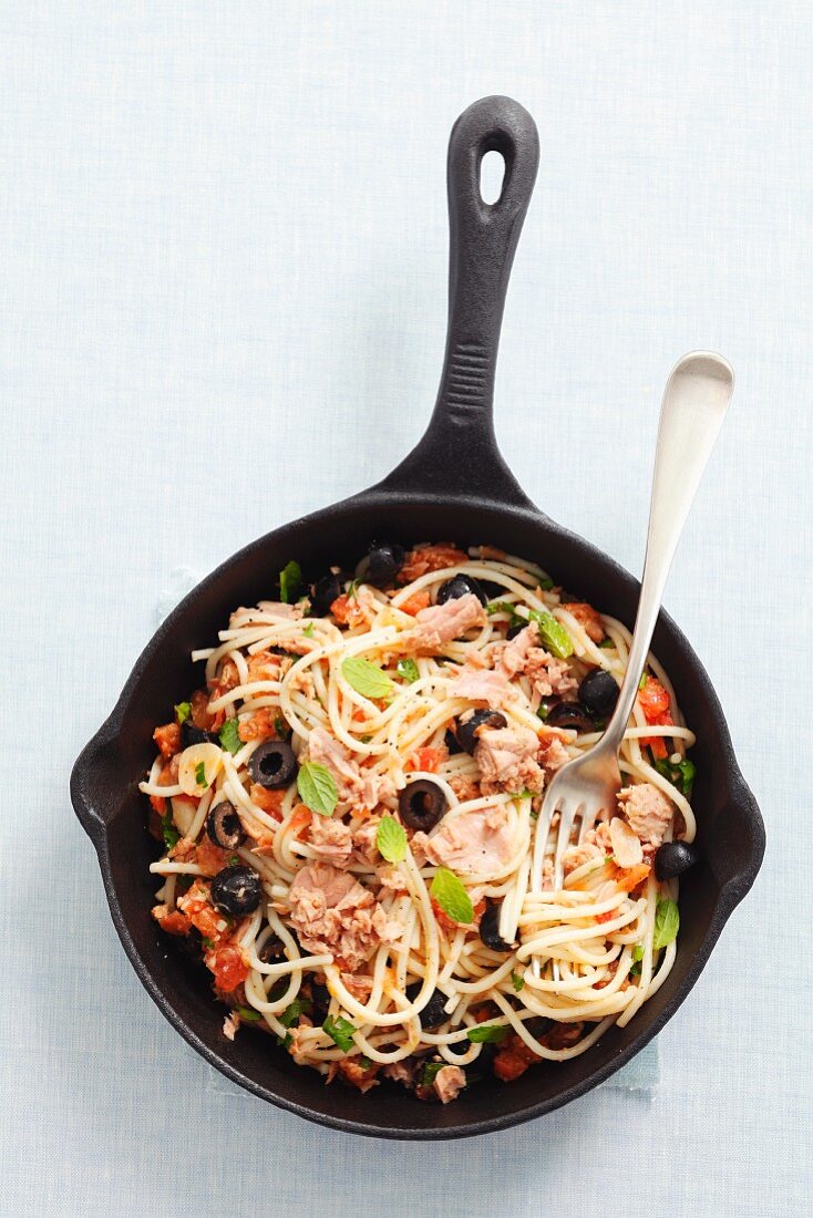 Spaghetti mit Thunfisch, Tomaten und schwarzen Oliven