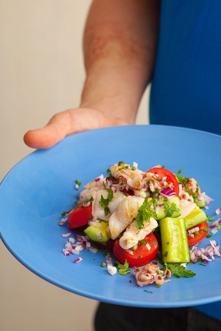 Tomaten-Gurken-Salat mit Tintenfisch und roten Zwiebeln