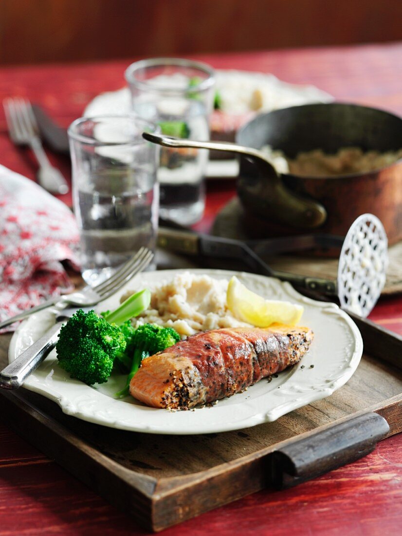 Salmon fillet with pepper, broccoli and pureed beans