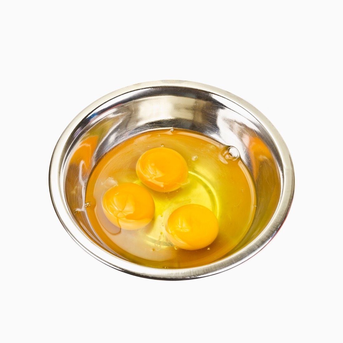 Aufgeschlagene Eier in Metallschüssel
