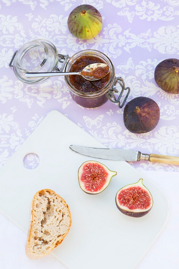Fresh figs, fig pulp and a baguette
