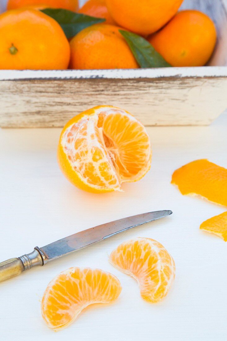 Clementines, peeled and unpeeled