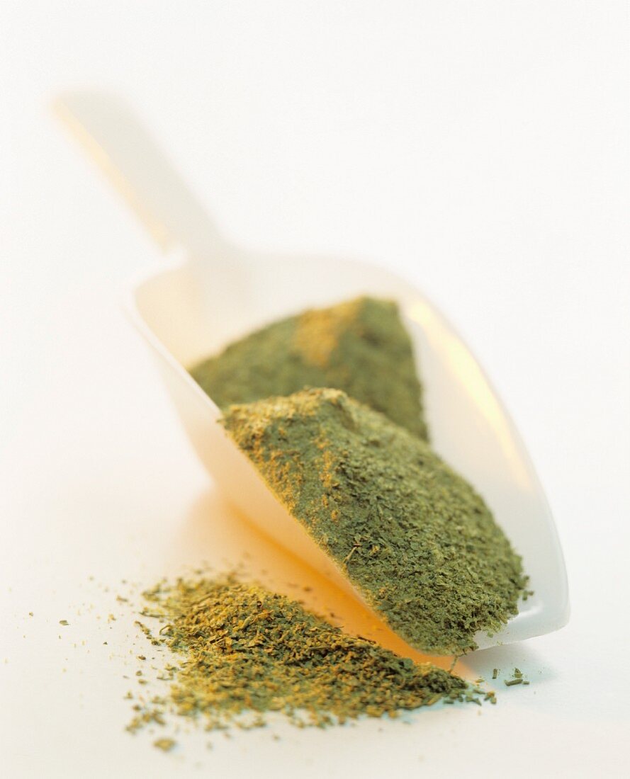 Grüner Tee in Pulverform auf Schaufel