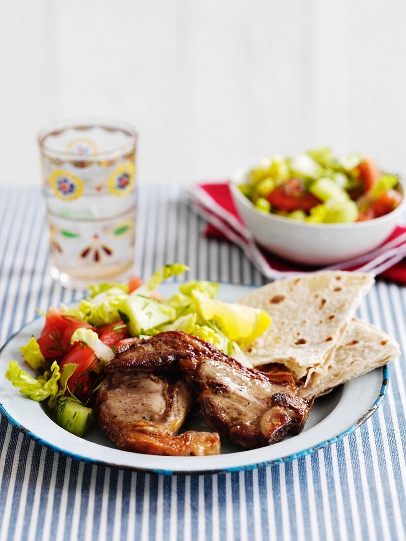 Lammkoteletts mit griechischem Salat und Fladenbrot