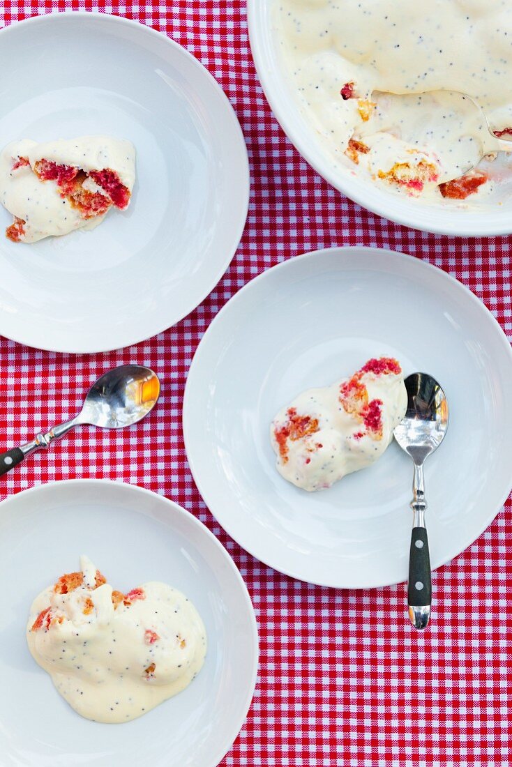 Mehrere Portionen Himbeerkuchen mit Vanille-Mohn-Sauce