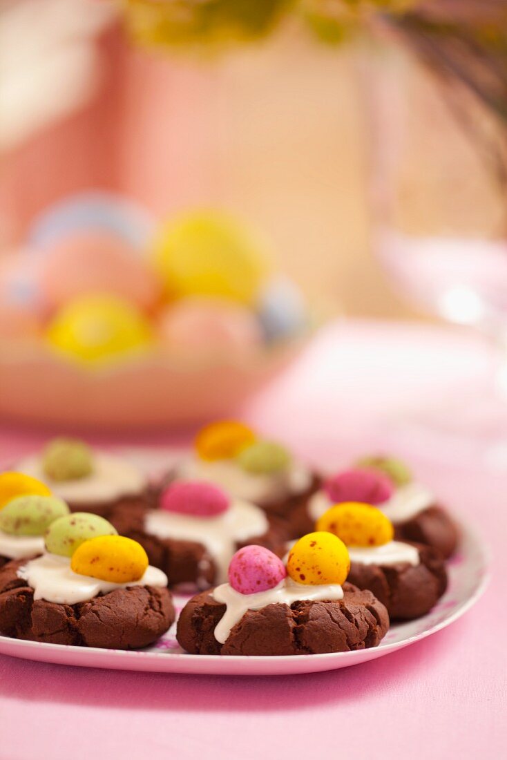 Schokoladenplätzchen mit Zuckereiern zu Ostern