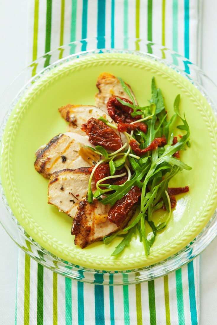 Hähnchenbrustscheiben mit Rucola und getrockneten Tomaten