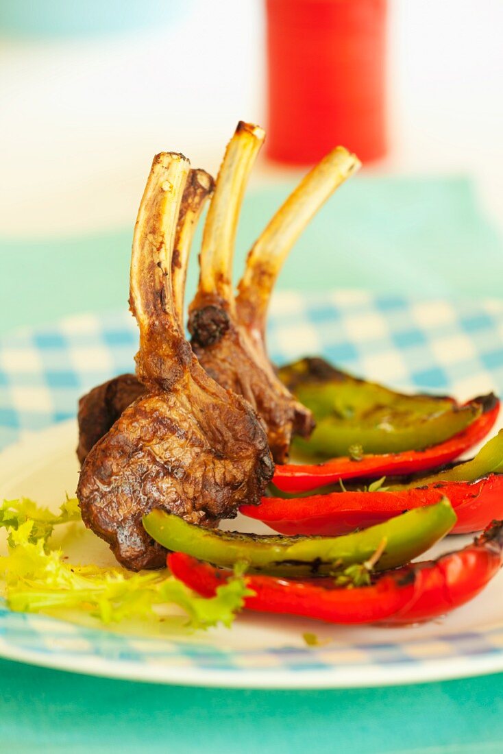 Grilled lamb chops with green and red peppers