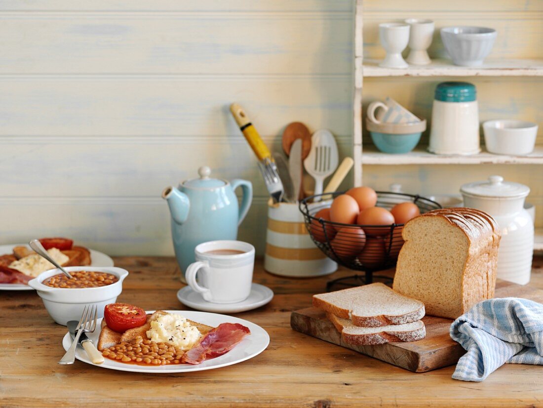 Englisches Frühstück mit Baked Beans, Spiegelei, Bacon und Toast