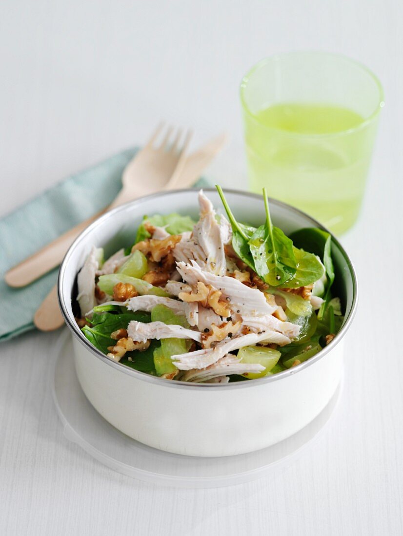 Hähnchensalat mit Nüssen in Lunchbox