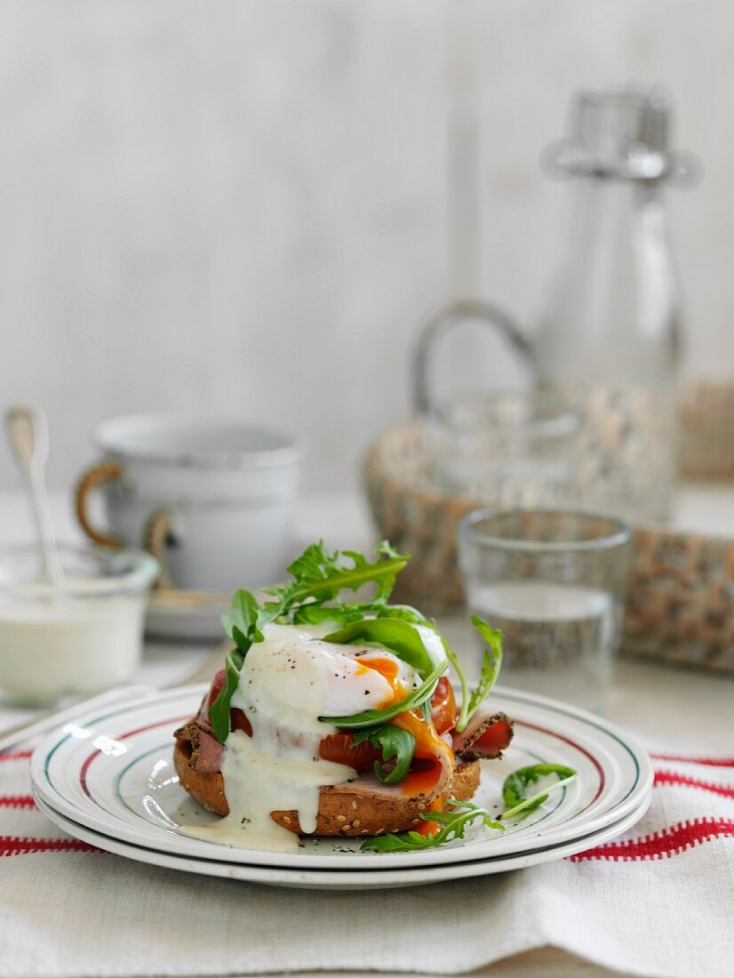 Eggs Benedict mit Rucola