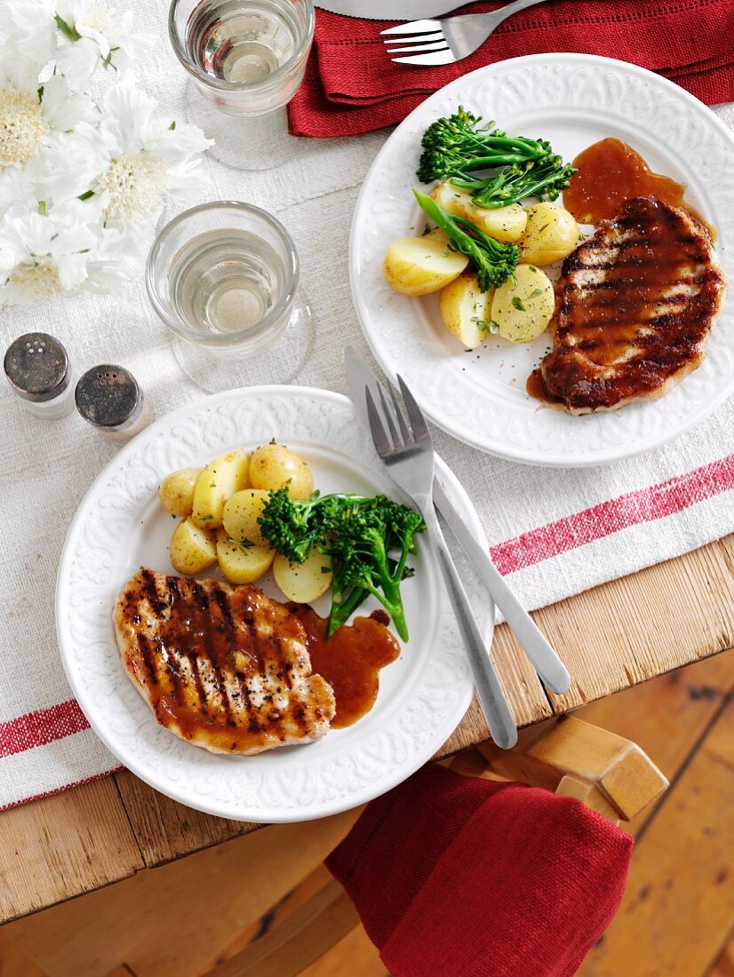 Gegrillte Schweinesteaks mit Ingwer und Orangensauce