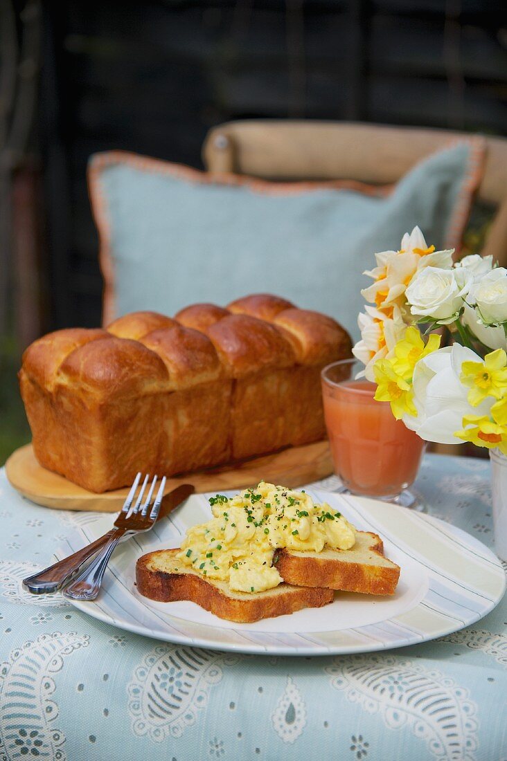 Brioche mit Rührei