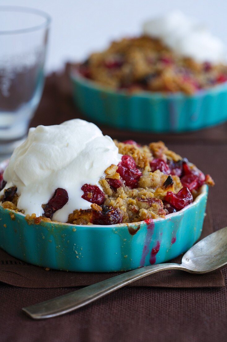 Crumble mit Äpfeln, Cranberries & Vanilleeis