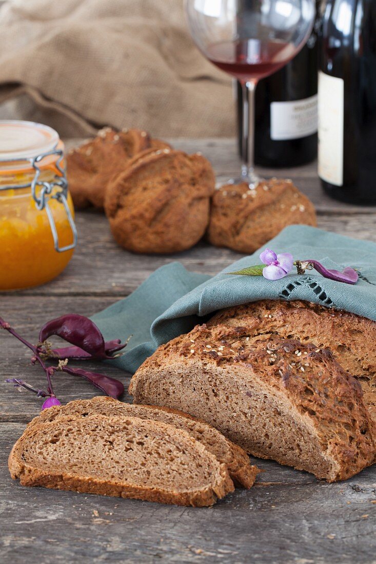 Pumpernickelbrot mit Wein und Pflaumenbutter