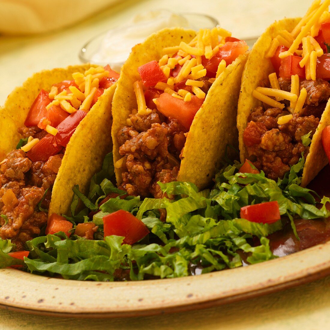 Tacos mit Wurstbrät, Käse und Tomaten