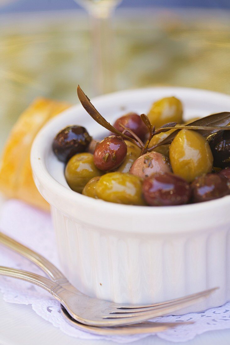 Gemischte Oliven mit Kräutern und Olivenöl