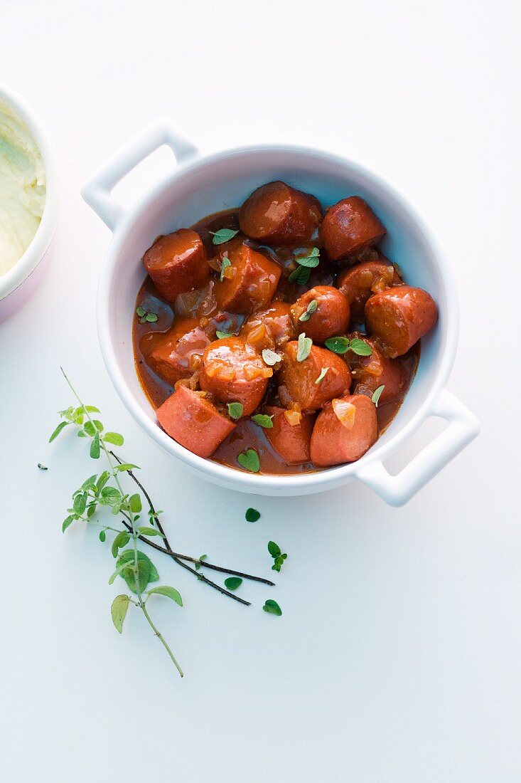 Wurstgulasch mit Oregano