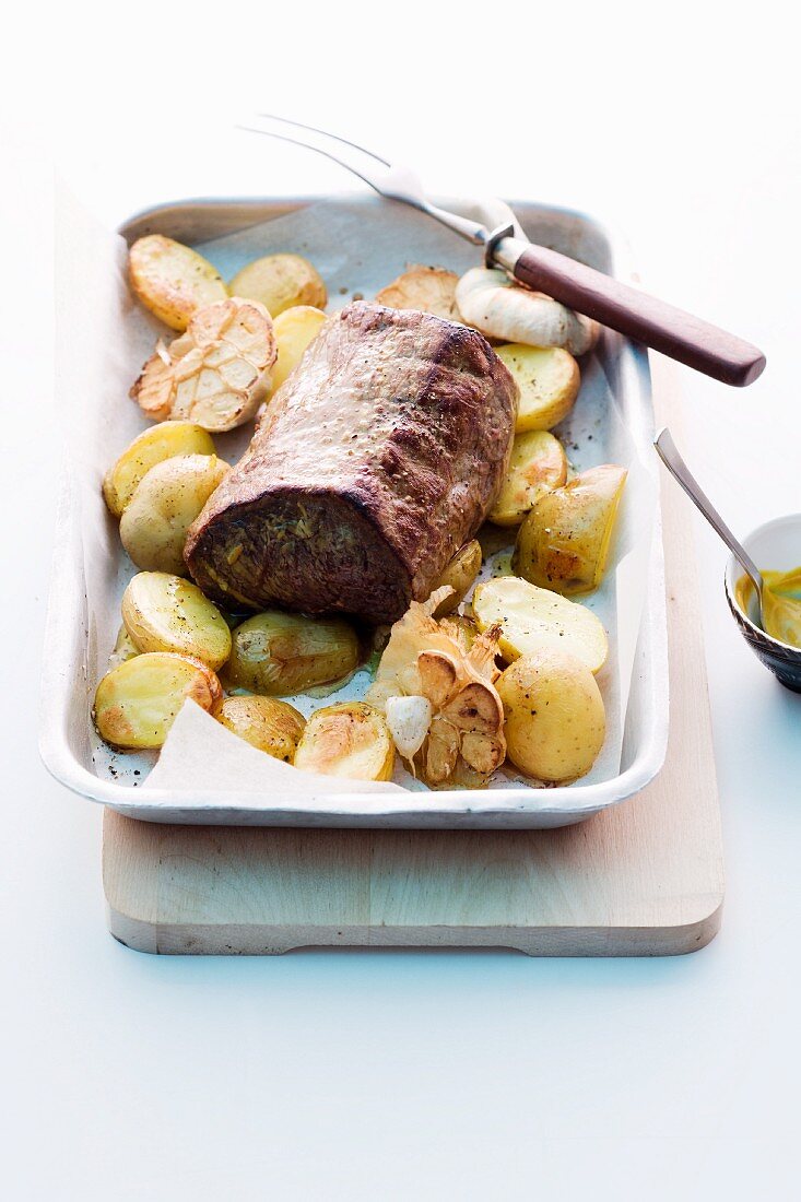 Gebratenes Rinderfilet am Stück mit Kartoffeln und Knoblauch aus dem Ofen