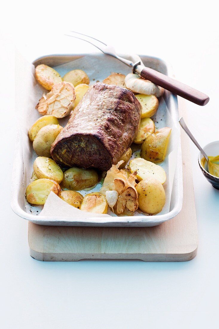 Roast fillet of beef with potatoes and garlic