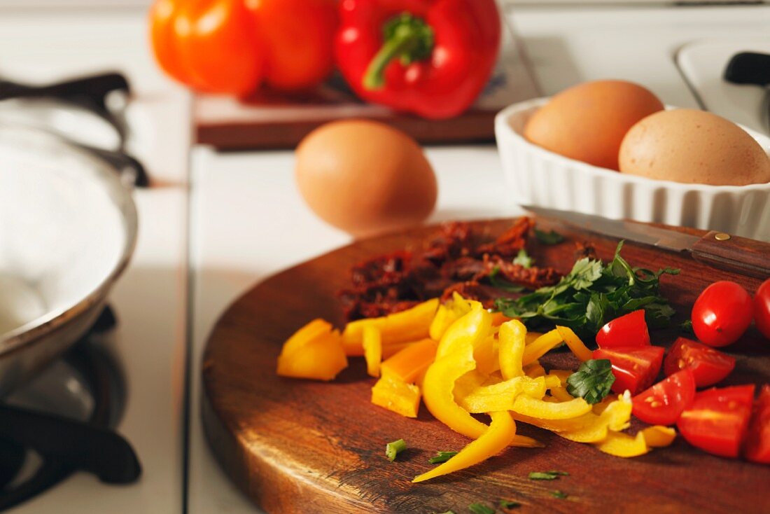 Zutaten für Omelett: Paprika, Tomaten, Petersilie und Eier