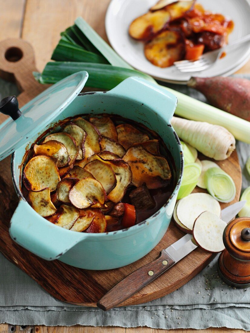 Hotpot (Eintopf, England) mit Rindfleisch, Lauch und Wurzelgemüse