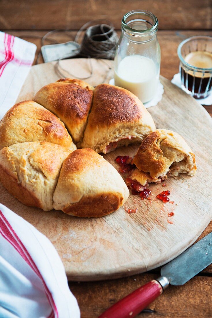 Kranzgebäck mit Erdnussbutter und Marmelade