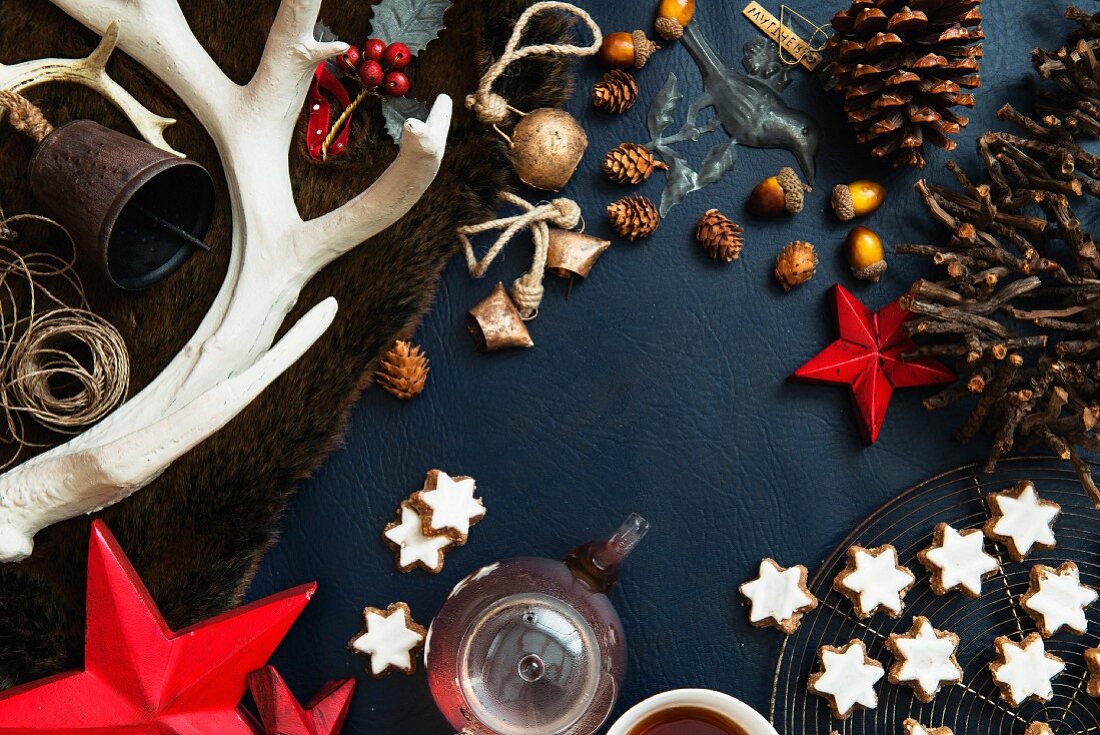 Cinnamon stars, teapot and Christmas decorations
