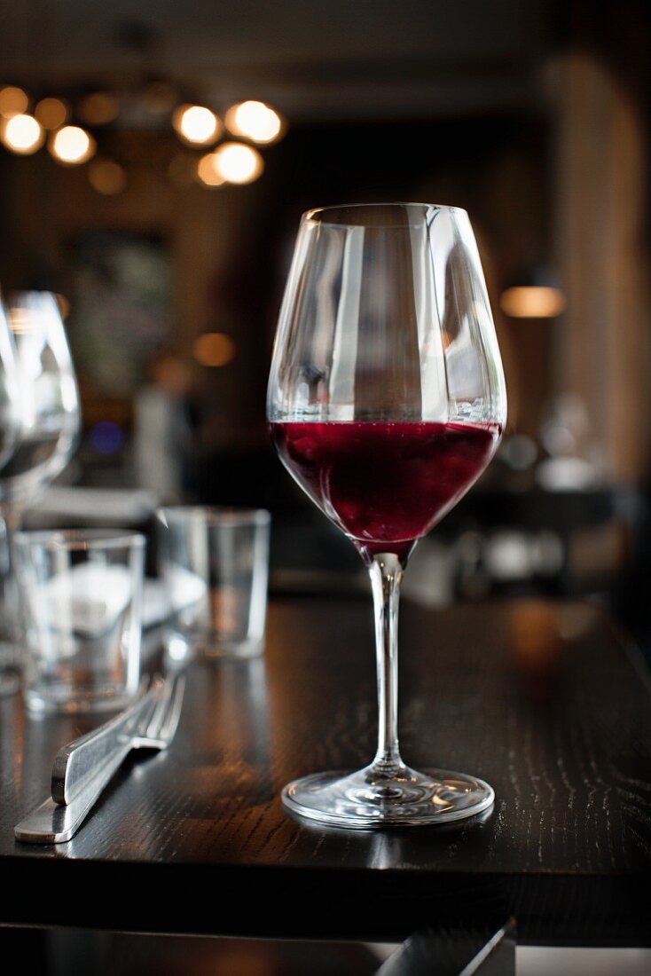 Ein Glas Rotwein auf Restauranttisch