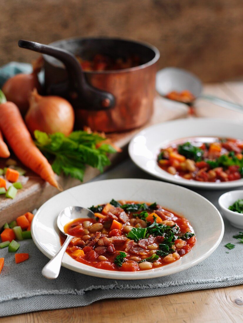 Bohnensuppe mit Bacon, Möhren und Staudensellerie