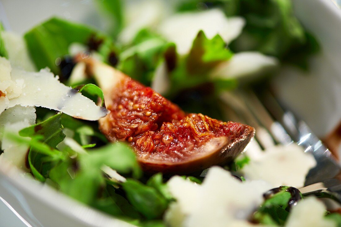 Fresh fig with rocket and parmesan